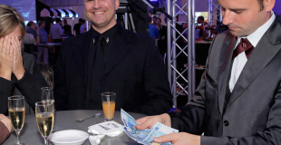 Magicien close-up en déambulation pour événement professionnel ou associatif !