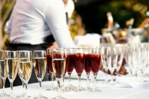 Organiser un pot de départ d'un salarié avec traiteur et animations !