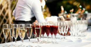 Organiser un pot de départ d'un salarié avec traiteur et animations !