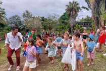 Distribution de cadeaux aux enfants lors d'un arbre de Noël d'entreprise à La Réunion