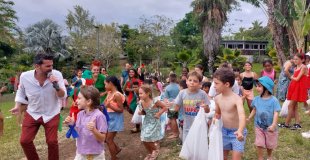 Distribution de cadeaux aux enfants lors d'un arbre de Noël d'entreprise à La Réunion