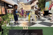 Atelier créatif pour enfants lors d'une animation en galerie à La Réunion
