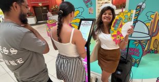 Accueil des clients lors d'un jeu-concours en galerie commerciale