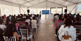 Plénière sous chapiteau pour un séminaire d'entreprise à La Réunion