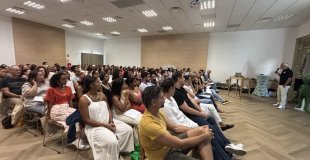 Salle comble pour une convention annuelle d'entreprise